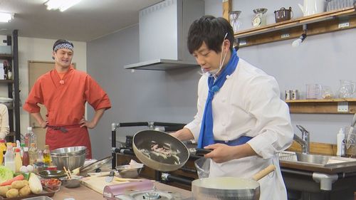 料理する前田と見守る高岸