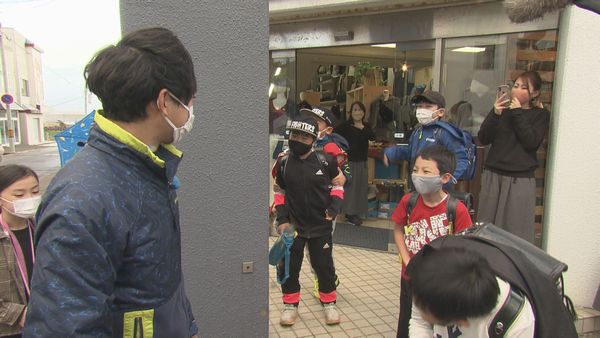 地元の小学生に囲まれる前田