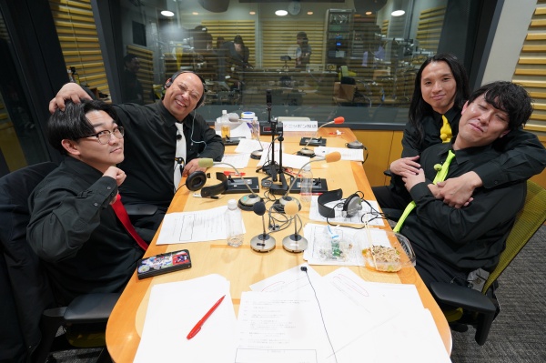 ラジオブースのオズブラ４人