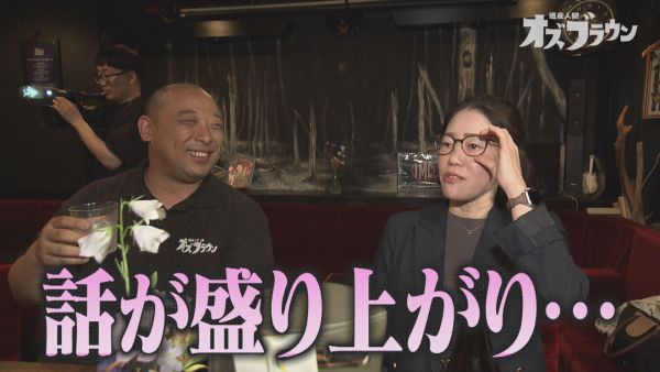 女性客と談笑するみちお