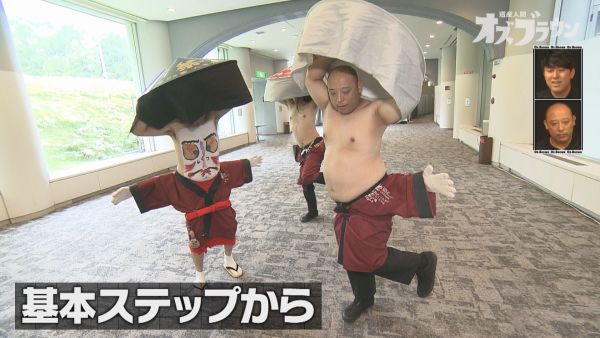 へそ踊りを伝授されるトム・ブラウン