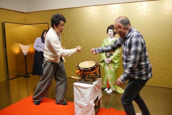お座敷遊びをするＹＯＹＯ’Ｓ