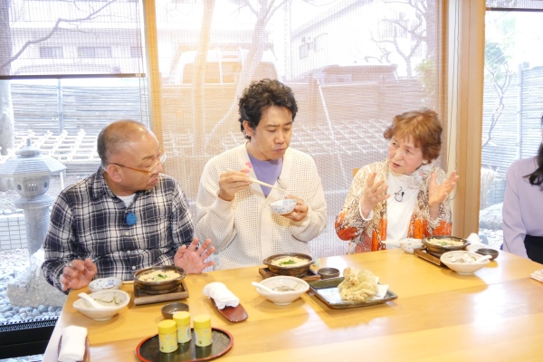 きのこ料理をいただくYOYO’Sと中田さん