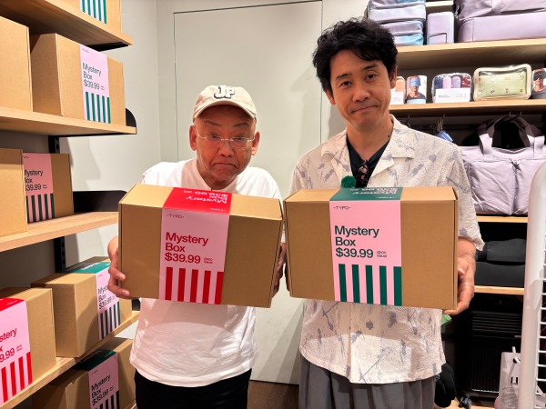 視聴者プレゼントを持つYOYO'S