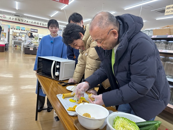 キッチングッズを試す木村
