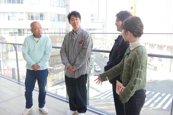 ４プラのテラスで話を聞くYOYO’S