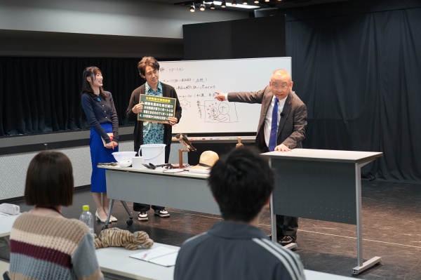 専門学生にリポートの極意を教える木村教授と大泉助手