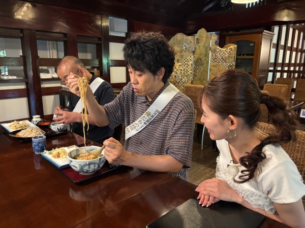 そばを食べるＹＯＹＯ’Ｓ
