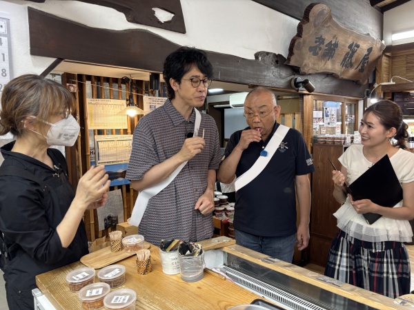 商店街で梅干しを試食するYOYO'S
