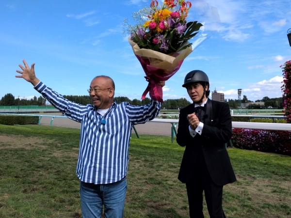大泉洋から花束をもらう木村洋二