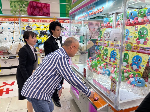 クレーンゲームをする木村