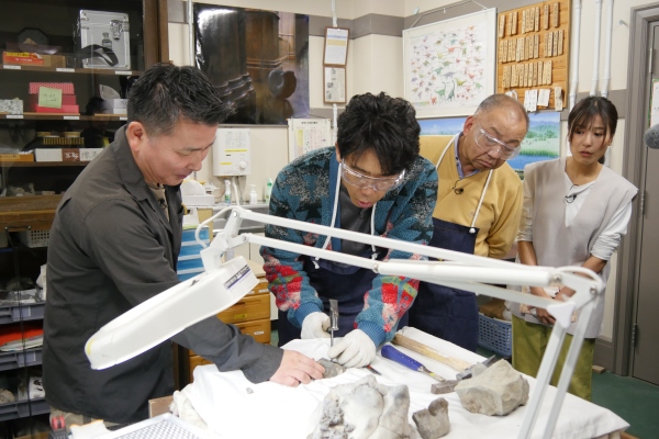 化石を発掘する大泉洋