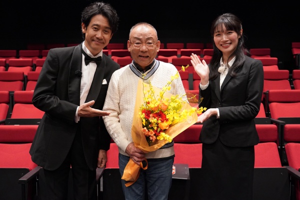 大泉があげた花束を持つ木村