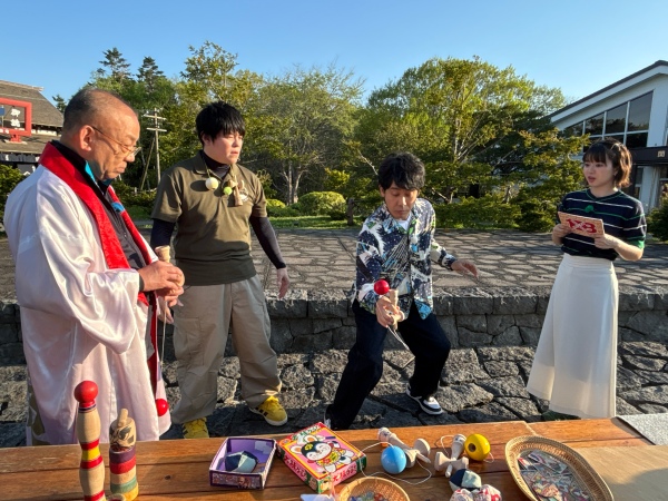 けん玉をするYOYO’S