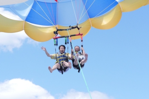 パラセイルをするYOYOS